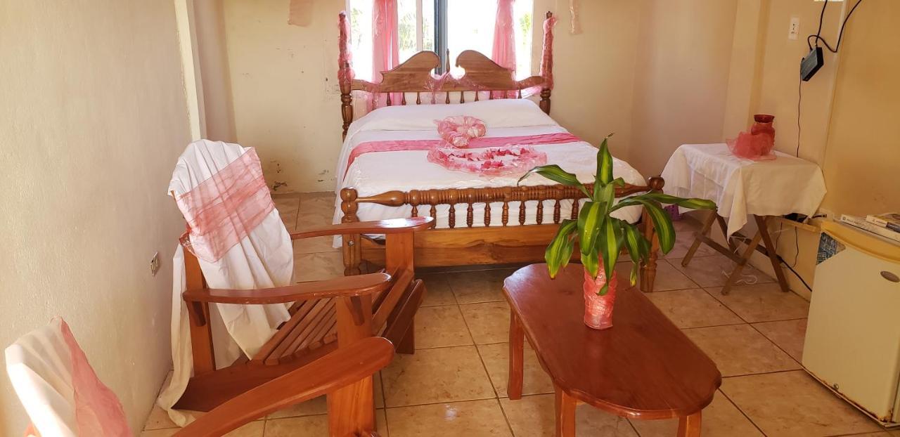 Pal'S On The Beach - Dangriga, Belize Extérieur photo