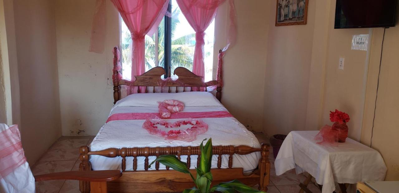 Pal'S On The Beach - Dangriga, Belize Extérieur photo